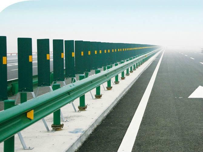对高速公路护栏板的功能特性有什么要求